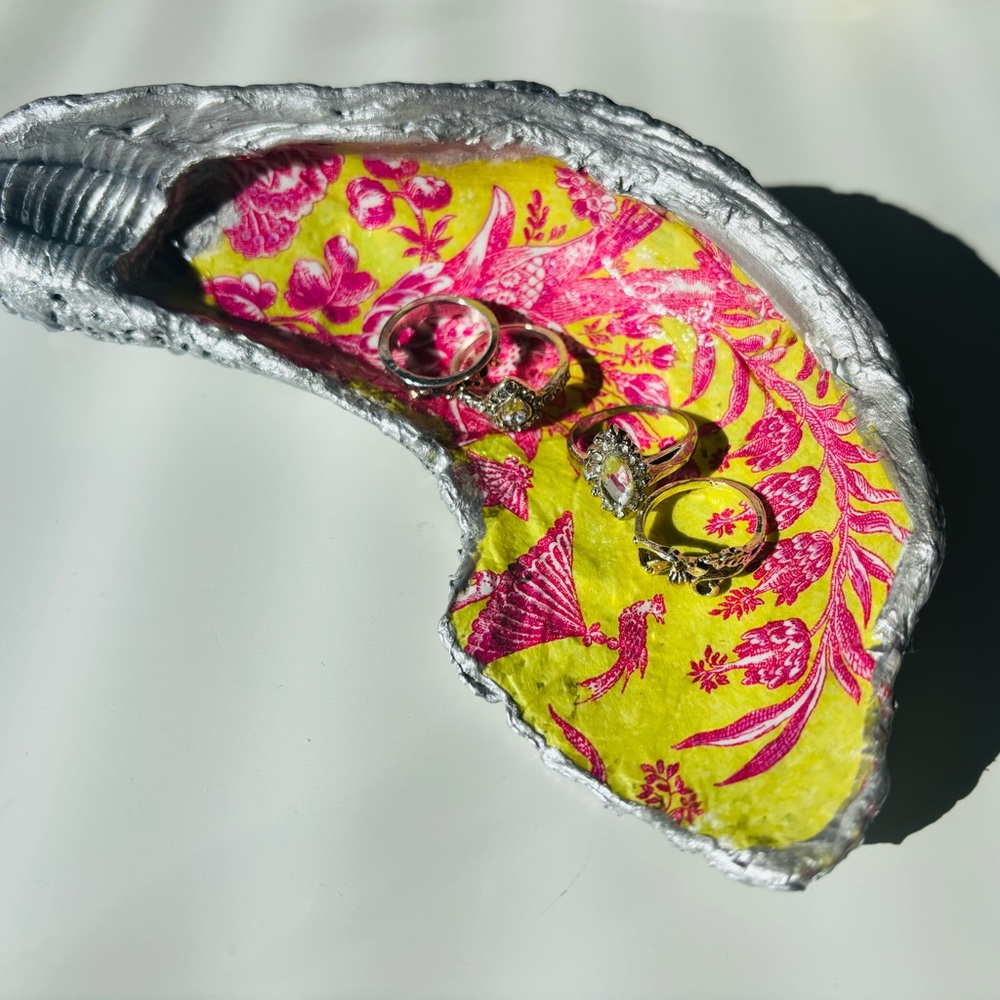 Handcrafted oyster shell ring dish with chinoi decoupage design. - Picture 6 of 7